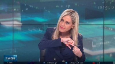 ΕΡΤ3: Παρουσιάστρια έκοψε τα μαλλιά της στον «αέρα» ως ένδειξη στήριξης στις Ιρανές