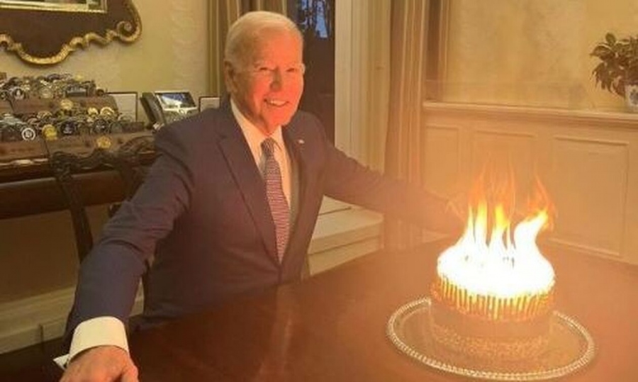 «Παραλίγο να κάψει τον Λευκό Οίκο με τόσα κεριά» - Τα viral γενέθλια του Joe Biden δεν έμειναν ασχολίαστα στο Twitter