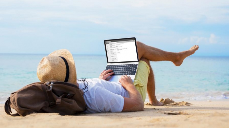 Άγχος, burnout και παραβίαση ορίων - Γιατί δεν πρέπει να «παίρνουμε» μαζί μας τη δουλειά στις διακοπές