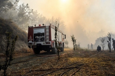 Ρόδος: Μάχη με τις αναζωπυρώσεις εξακολουθούν να δίνουν οι πυροσβέστες και οι εθελοντές