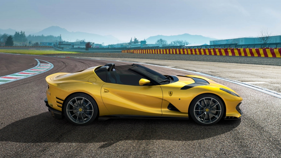 Ferrari 812 Competizione: Με τον ισχυρότερο V12 και σε Aperta