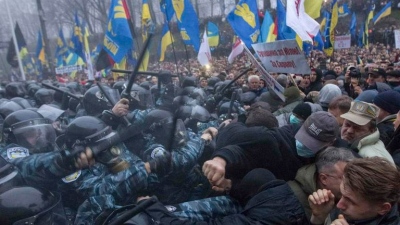 Dmitry Snegirev (Ουκρανός στρατιωτικός αναλυτής): Κάτι άσχημο έρχεται στην Ουκρανία, το καθεστώς Zelensky αγοράζει τόνους... δακρυγόνων