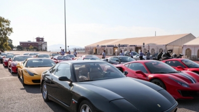 Στους δρόμους του Πειραιά δεκάδες Ferrari