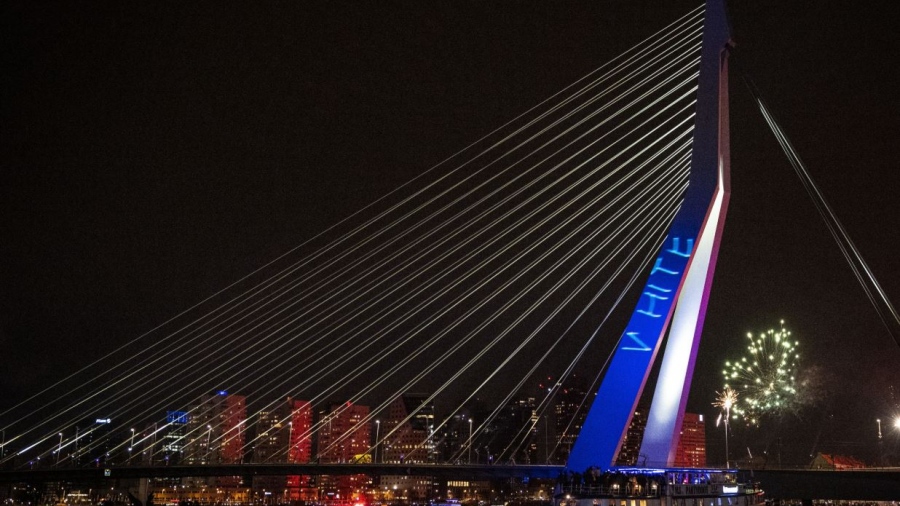 Δύο μέτρα και δύο σταθμά από την ελίτ - Δικαστήριο φυλακίζει Ολλανδούς για πανό που έγραφε «white lives matter»