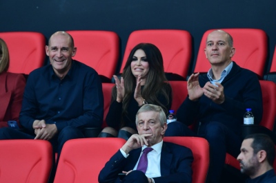 Ξανά στο ΣΕΦ η Kimberly Guilfoyle - Παρακολουθεί τον αγώνα του Ολυμπιακού μαζί με τους Αγγελόπουλους