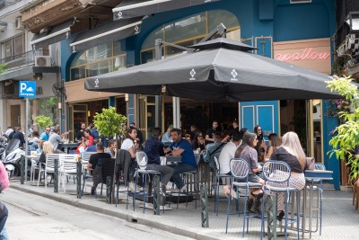 ΕΛΣΤΑΤ: «Βουτιά» 84,6% στον τζίρο των επιχειρήσεων εστίασης και παροχής καταλύματος το β’ τρίμηνο 2020