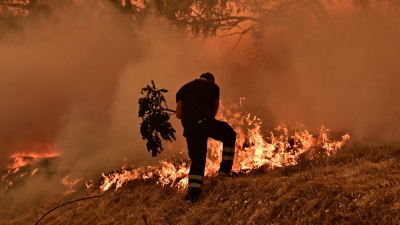 Δραματικές στιγμές - Πυρκαγιά στο Ποικίλο Όρος στην Αττική, απειλείται το Χαϊδάρι, εντολή για εκκενώσεις προς Περιστέρι