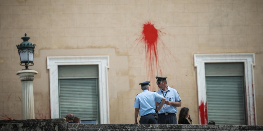 «Επίθεση» του Ρουβίκωνα στη Βουλή για τον Κουφοντίνα - Πυρά από την αντιπολίτευση