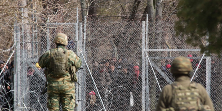 Στο «κόκκινο» η ένταση στον Έβρο - Λαθρομετανάστες προσπαθούν να ρίξουν το φράχτη με γάτζους και σχοινιά