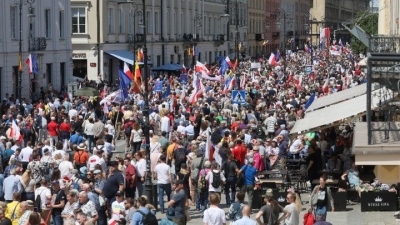 Πολωνία: Τεράστια αντικυβερνητική κινητοποίηση στη Βαρσοβία με 500.000 διαδηλωτές