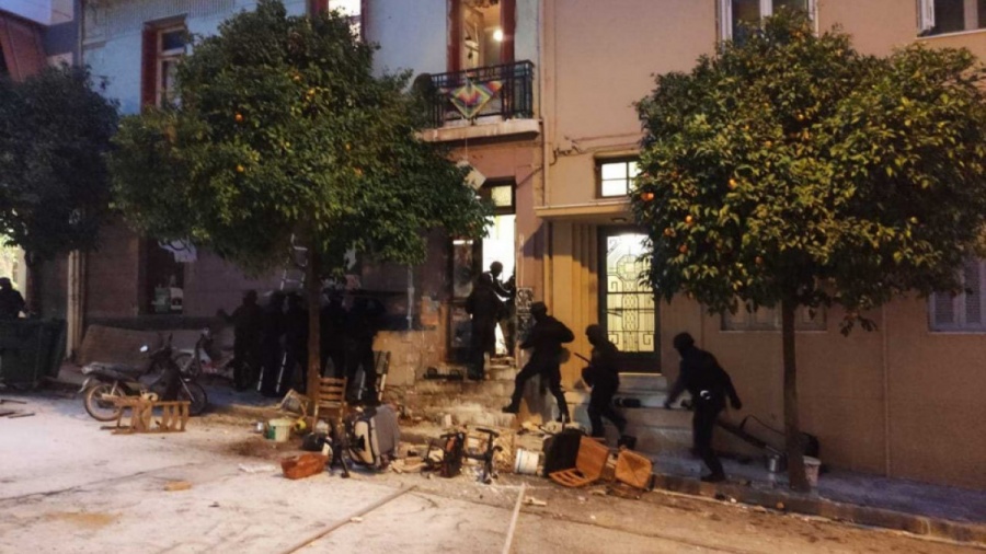 Στα ύψη η αντιπαράθεση για την αστυνομική βία στο Κουκάκι - Οργή ΣΥΡΙΖΑ, ΚΙΝΑΛ και η απάντηση της ΕΛΑΣ - Δικάζονται αύριο οι συλληφθέντες