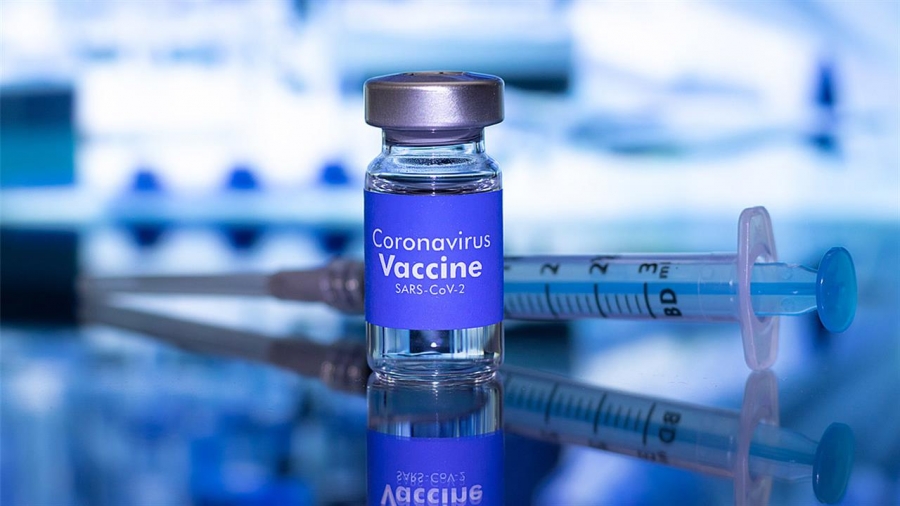 Σκέψεις για δ’ δόση εμβολίου στους κάτω των 60 ετών – Προβληματίζει η εκτόξευση κρουσμάτων