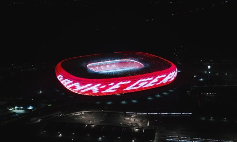 Μπάγερν Μονάχου: Φωταγωγήθηκε το γήπεδο εις μνήμην του Γκερντ Μίλερ