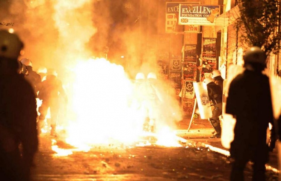 Επίθεση με βόμβες μολότοφ από κουκουλοφόρους στο κτίριο των ΜΑΤ στην Καισαριανή