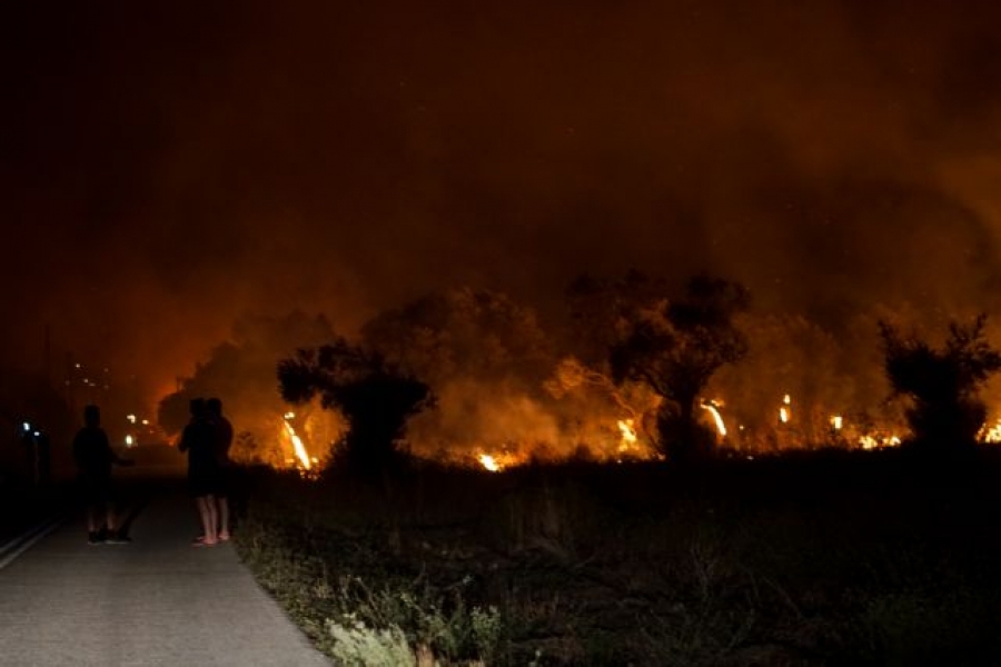 Σκληρή μάχη της Πυροσβεστικής με αναζωπυρώσεις σε Γορτυνία και Αρχαία Ολυμπία