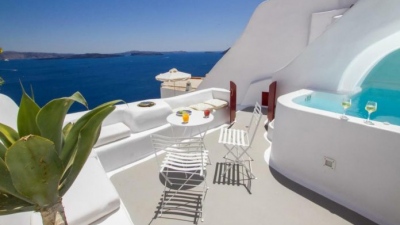 Στα «σκαριά» τρία νέα ξενοδοχεία στη Σαντορίνη