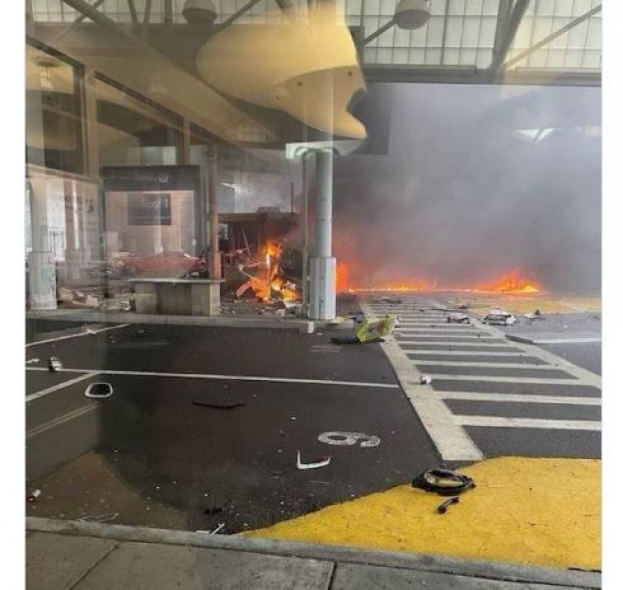 Έκρηξη στα σύνορα ΗΠΑ - Καναδά: Δείτε μια Bentley αξίας 300 χιλιάδων δολαρίων να γίνεται στάχτη - Νεκρός γνωστός επιχειρηματίας