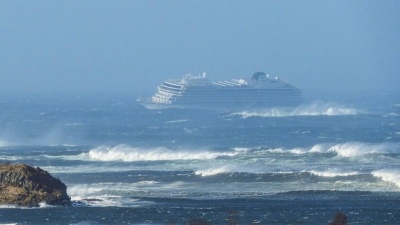 Νορβηγία: Επιχείρηση ρυμούλκησης του κρουαζιερόπλοιου Viking Sky – Στη στεριά 440 επιβάτες