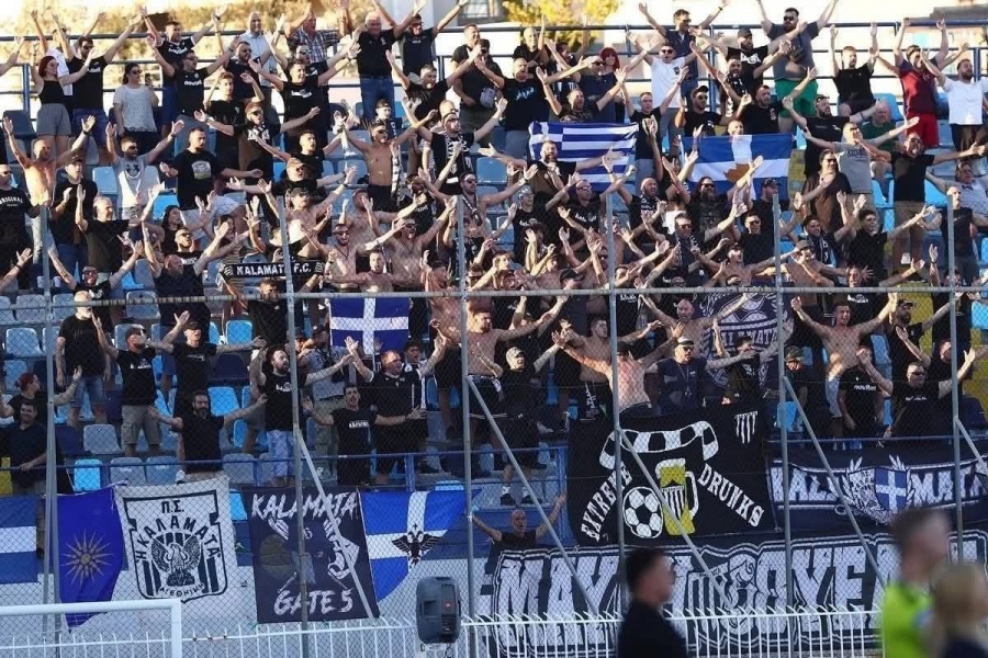 «Αναβαθμίζουν» τα γήπεδα της Super League οι οπαδοί της Καλαμάτας - Δέος για τις δεκάδες σημαίες της «Μαύρης Θύελλας» στο Περιστέρι