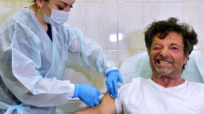 Γερμανός βουλευτής ταξίδεψε στην... Μόσχα και εμβολιάστηκε με το Sputnik V