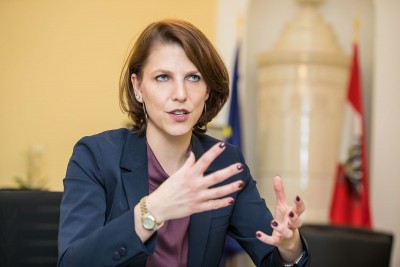 Edtstadler (Αυστρία): Δεν επιτρέπεται να αφήσουμε μόνη της την Ελλάδα