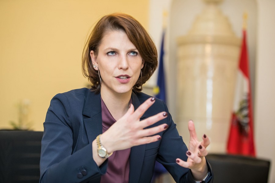 Edtstadler (Αυστρία): Δεν επιτρέπεται να αφήσουμε μόνη της την Ελλάδα