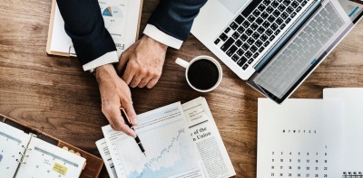 Οι εκθέσεις Σακέλη (στελέχους του ΥΠΟΙΚ) ως εμπειρογνώμονα τίθενται υπό σοβαρή αμφισβήτηση