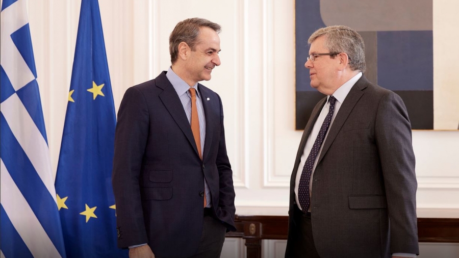 Τιμητική πολιτογράφηση του Kevin Featherstone