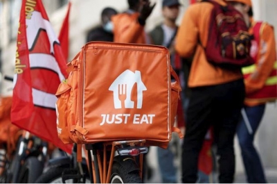 Βρετανία: H Just Eat απολύει τους ταχυμεταφορείς με συμβάσεις πλήρους απασχόλησης