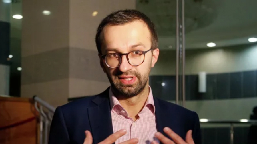 Ουκρανία: Σύμβουλος του Zelensky χορεύει έξαλλα κρατώντας καρτέλα «Kiss me»