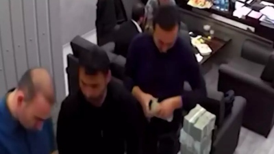 Σάλος στην Τουρκία: Βίντεο δείχνει στελέχη της αντιπολίτευσης με «τούβλα» μετρητών