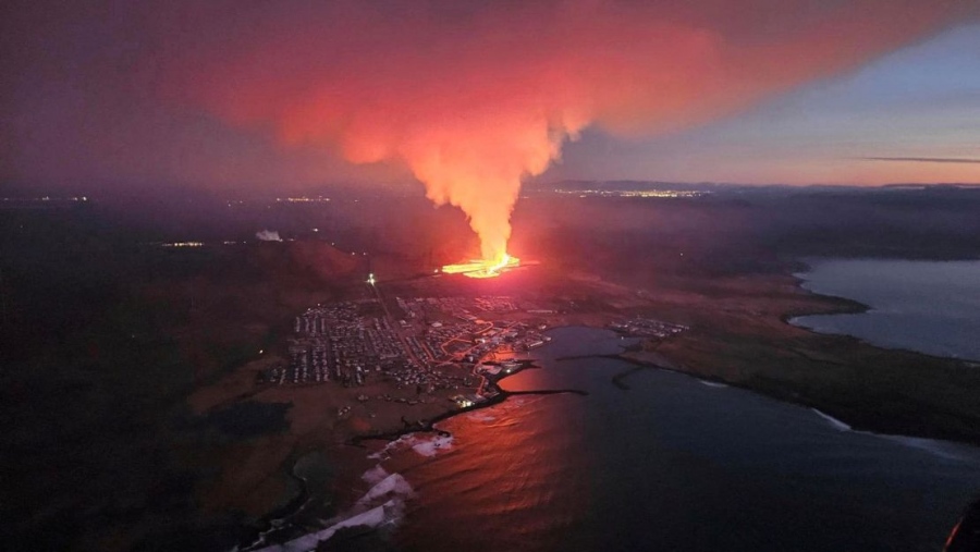 Εικόνες κόλασης στην Ισλανδία - Συντριβάνια λάβας καταπίνουν πόλεις και σπίτια