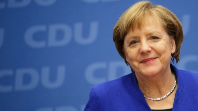 Καθιστή και πάλι σε ανάκρουση εθνικών ύμνων η Angela Merkel