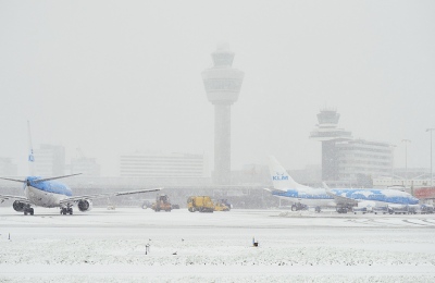 Σφοδρή χιονόπτωση προκαλεί χάος στο αεροδρόμιο του Άμστερνταμ - Ακυρώθηκαν δεκάδες πτήσεις