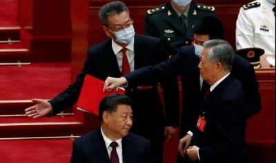 Συνέδριο ΚΚ Κίνας: «Εντυπωσιακή έξοδος» του πρώην προέδρου Hu Jintao - «Αποβλήθηκε» πριν την ομιλία Xi