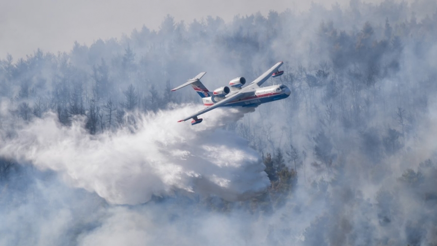 Καίγονται τα Βίλια για 3η ημέρα - Πάνω από 20 χλμ. το πύρινο μέτωπο, κοντά στα σπίτια οι φλόγες - Απειλείται ο οικισμός