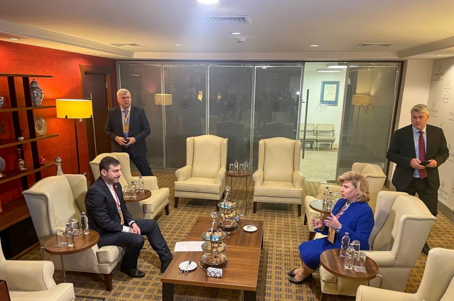 Χαραμάδα αισιοδοξίας για διαπραγματεύσεις Ρωσίας – Ουκρανίας… μέσω των Επιτρόπων για τα ανθρώπινα δικαιώματα