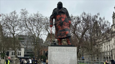 Σοκ στην Αγγλία: Βανδάλισαν το άγαλμα του Churchill με σύνθημα «Σιωνιστής εγκληματίας πολέμου»
