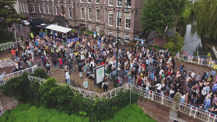 Ολλανδία - Κορωνοϊός: Χιλιάδες διαδηλωτές στους δρόμους κατά των περιορισμών ζητούν «ιατρική ελευθερία»