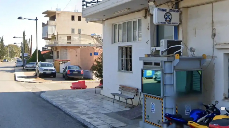 Αιματηρό επεισόδιο στο ΑΤ Μάνδρας – Άνδρας επιτέθηκε με μαχαίρι σε αστυνομικούς