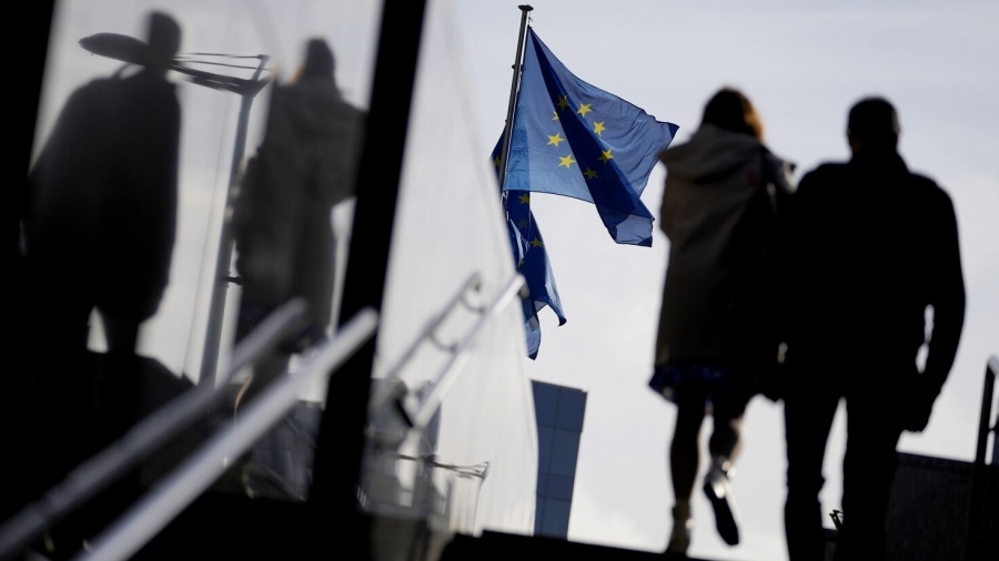 Ο απόλυτος εμπαιγμός - Θέλουν να σώσουν την Ουκρανία με ευρωομόλογο, ενώ οι Έλληνες περίμεναν στην ουρά για συσσίτιο