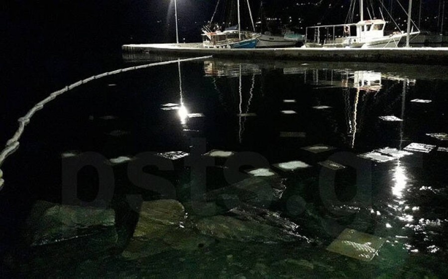 Οικολογική καταστροφή στην Πάρο - Πετρέλαιο στον κόλπο της Παροικιάς