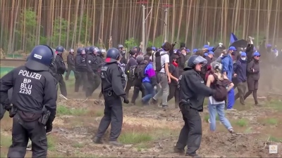 Μπελάδες για Elon Musk: Διαδηλωτές προσπάθησαν να εισβάλουν στο Tesla Gigafactory του Βερολίνου - Σοβαρά επεισόδια