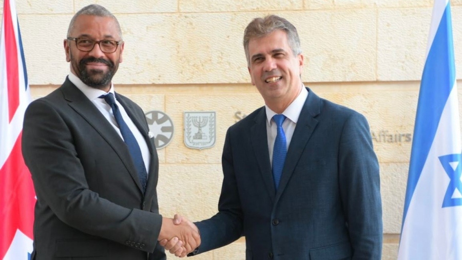 Ισραήλ: Ο Βρετανός ΥΠΕΞ James Cleverly βιντεοσκοπήθηκε να φυγαδεύεται σε καταφύγιο μετά από επίθεση της Hamas