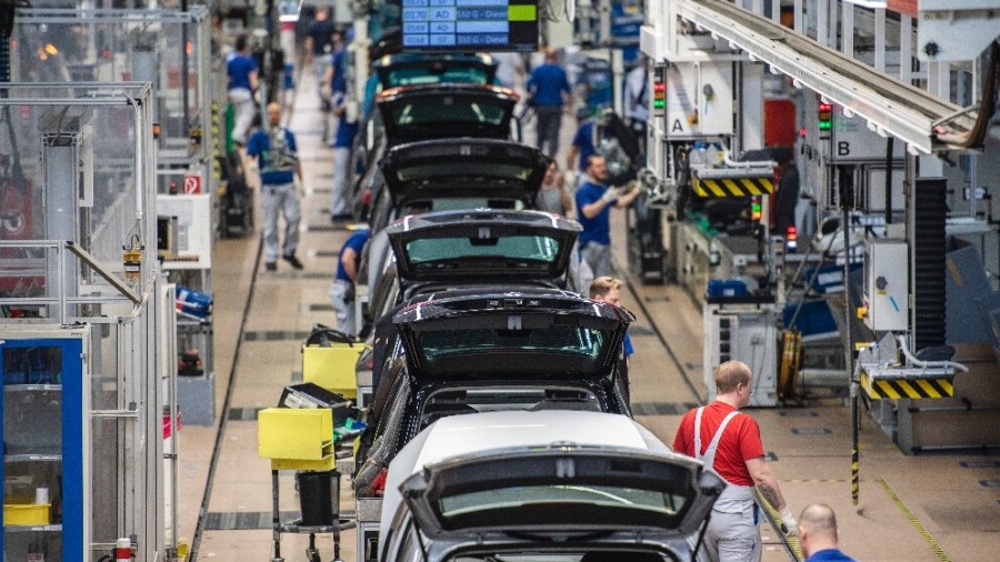 Οι κυρώσεις γυρίζουν μπούμερανγκ στη Γερμανία - Χιλιάδες απολύσεις στην αυτοκινητοβιομηχανία