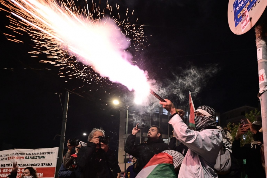 Ξέσπασμα – Άγρια επεισόδια έξω από την Πρεσβεία του Ισραήλ στην Αθήνα