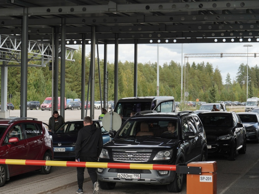Η Φινλανδία αγνόησε επιδεικτικά την απαγόρευση της ΕΕ για τα ρωσικά αυτοκίνητα: «Θα εισέρχονται κανονικά»