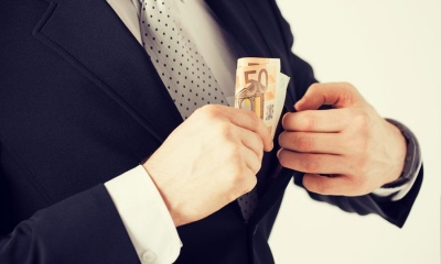 Τρομερή πρωτιά - Ευρωβαρόμετρο: Το 97% των Ελλήνων πιστεύουν ότι υπάρχει διαφθορά στη χώρα