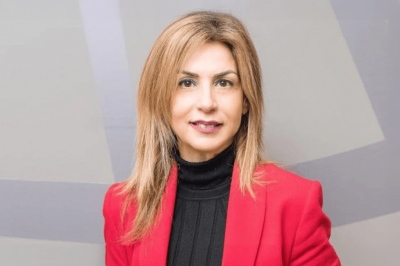 Γελοίες καταστάσεις στο υπ. Ανάπτυξης: Η Τσαγγάρη τραγούδησε στίχους της εφαρμογής «Poso kanei» στον Πρωθυπουργό