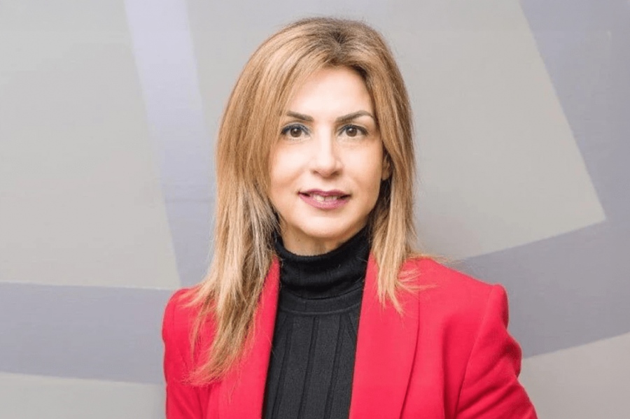 Γελοίες καταστάσεις στο υπ. Ανάπτυξης: Η Τσαγγάρη τραγούδησε στίχους της εφαρμογής «Poso kanei» στον Πρωθυπουργό